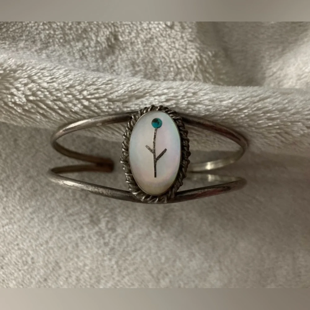 STUNNING vintage Zuni silver, mother of pearl, turquoise flower inlay bracelet - Picture 1 of 6